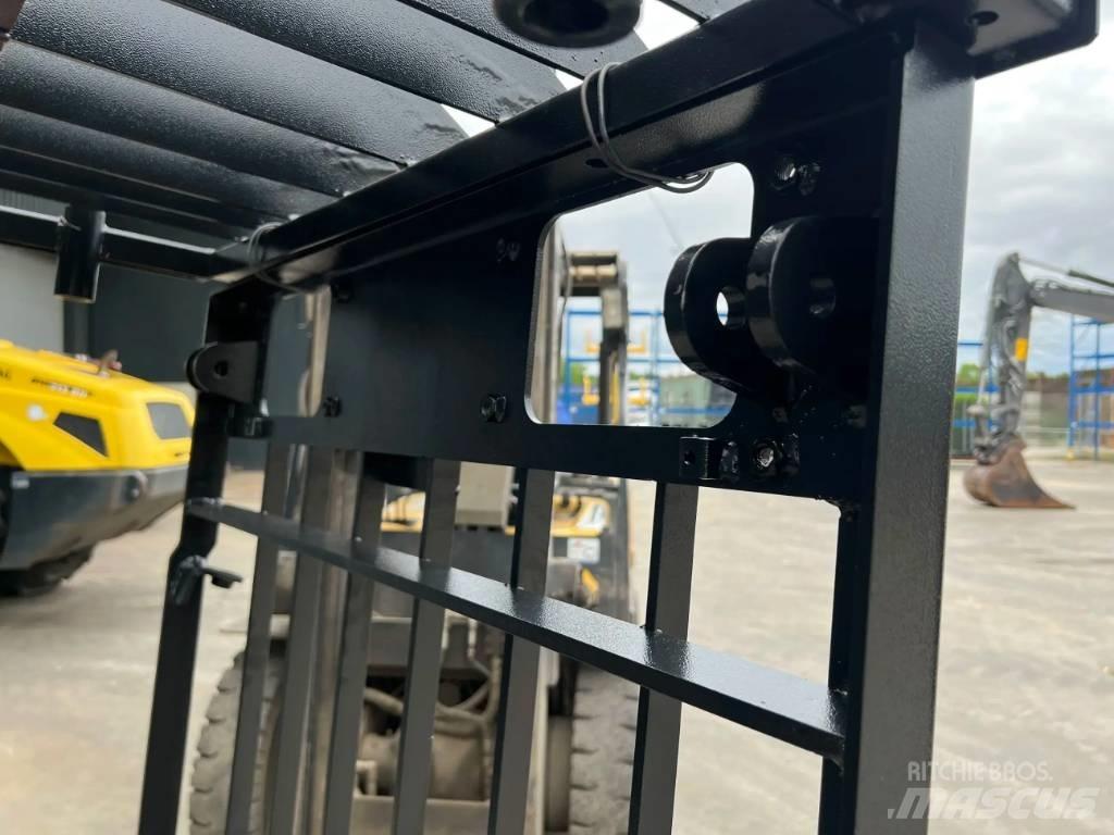 CAT 323D Guard Kabinos ir interjeras