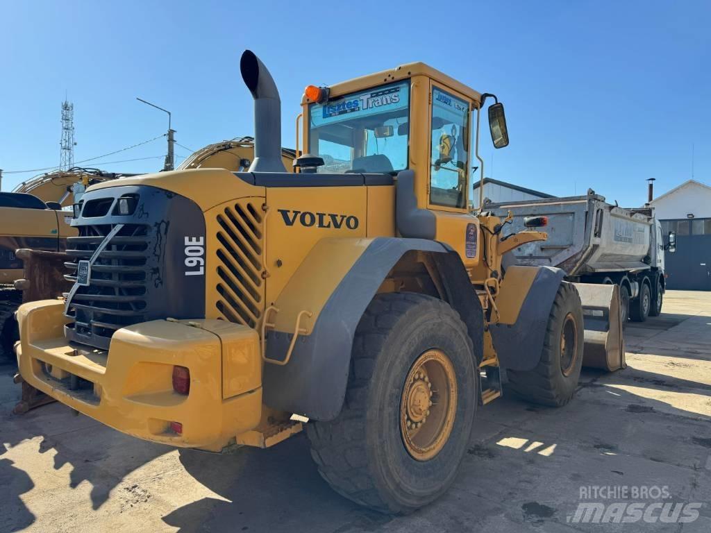 Volvo L 90 E +Mérleg Naudoti ratiniai krautuvai