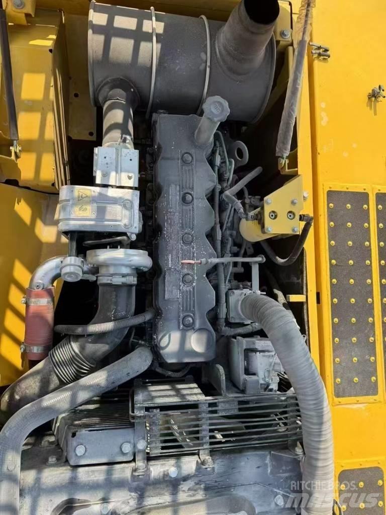 Komatsu 220-8 Vikšriniai ekskavatoriai
