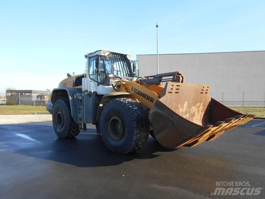 Liebherr L 586 Naudoti ratiniai krautuvai