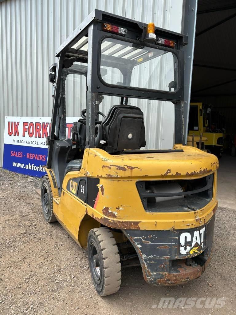 CAT DP 25 NT Dyzeliniai krautuvai