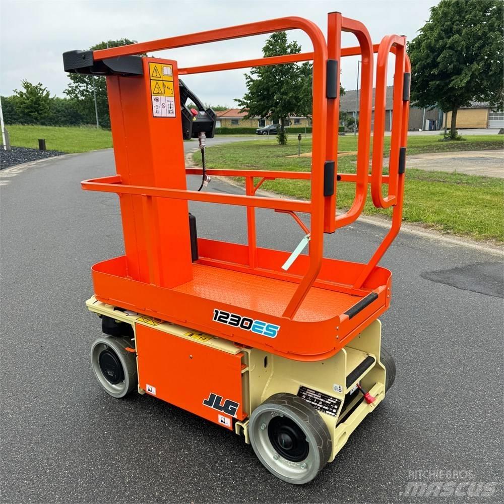 JLG 1230 ES Vertikalūs stiebiniai keltuvai