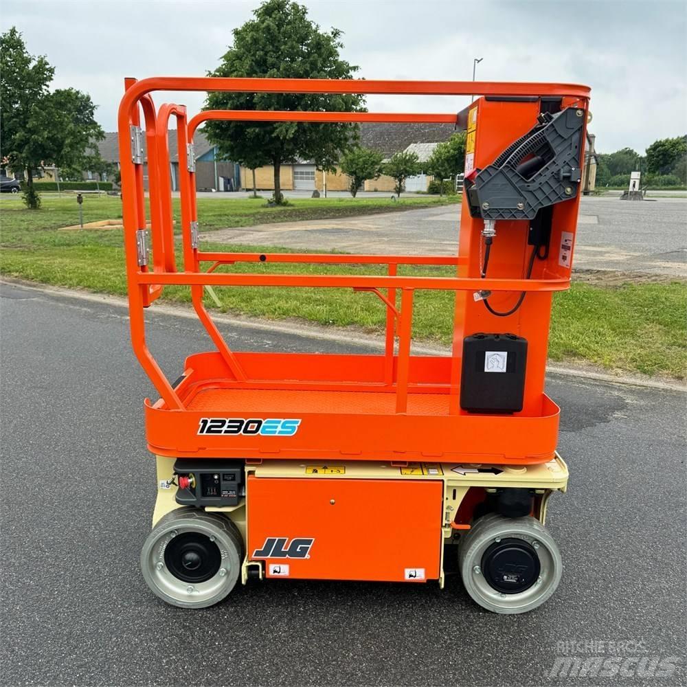 JLG 1230 ES Vertikalūs stiebiniai keltuvai