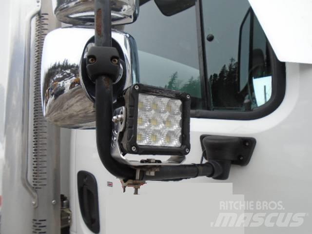 Freightliner M2 106 Sunkvežimiai su dengtu kėbulu