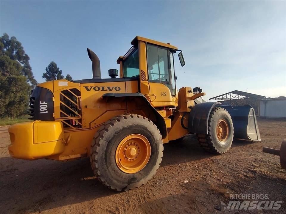 Volvo L90F Naudoti ratiniai krautuvai