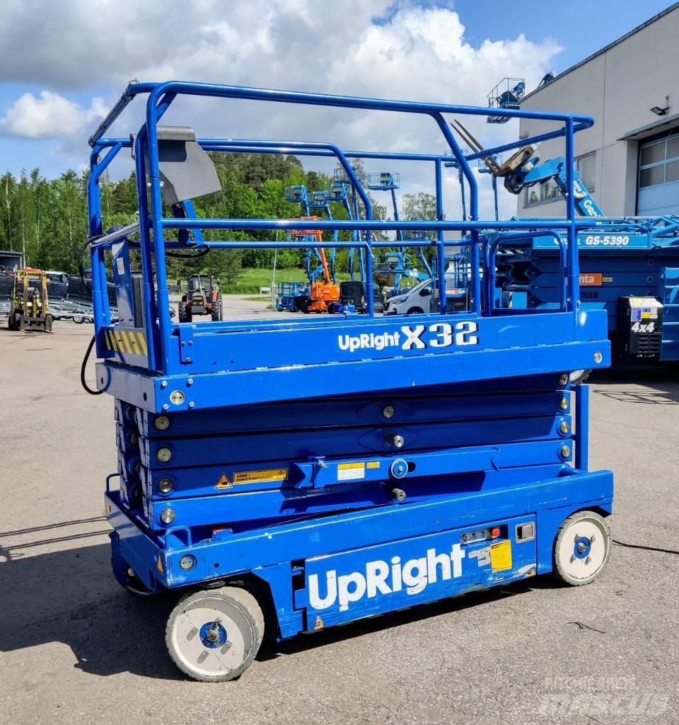 UpRight X32N Žirkliniai keltuvai