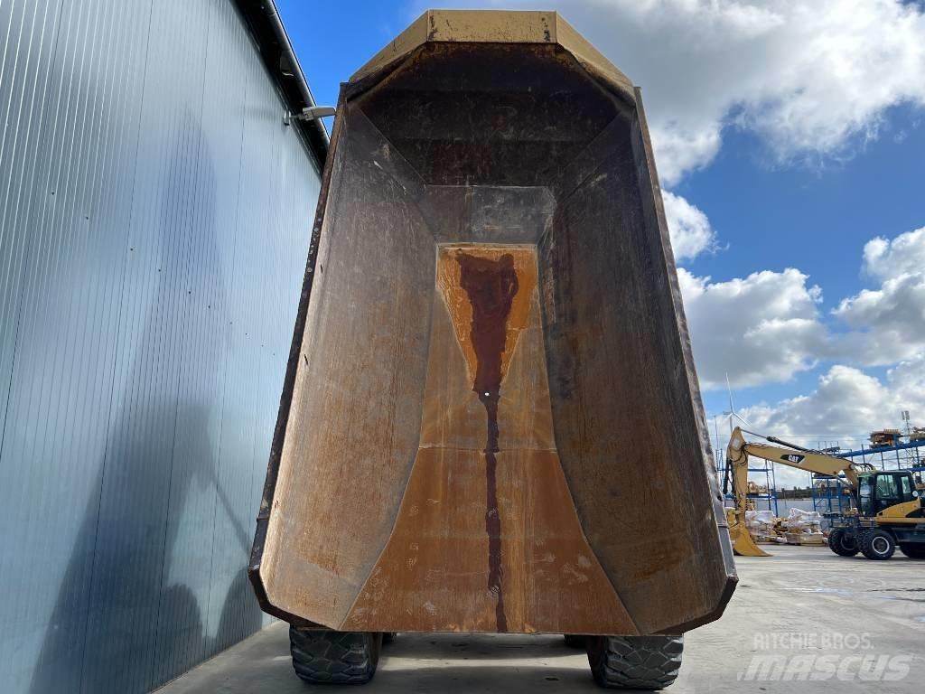 CAT 735B Karjeriniai savivarčiai