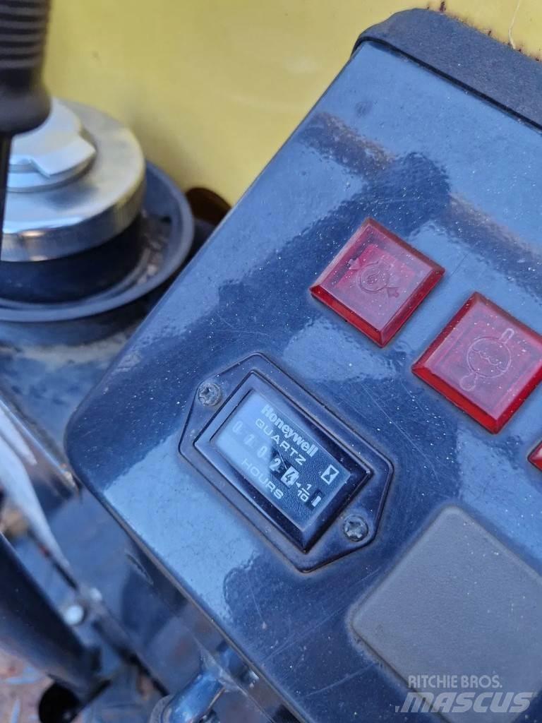 Yanmar C12R-B Vikšrinė savivartė technika