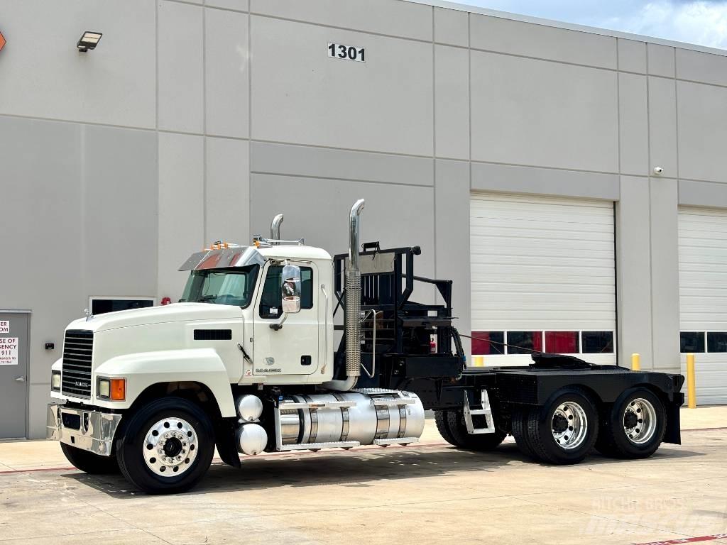 Mack CHU 613 Pagalbos kelyje automobiliai