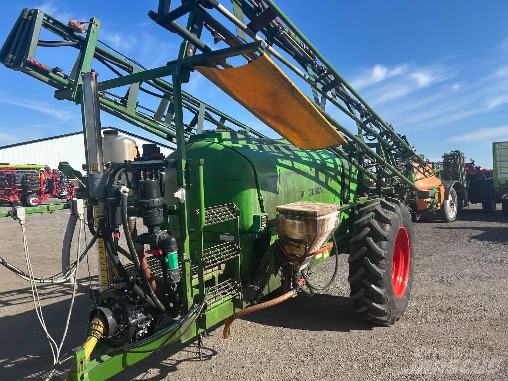 Moteska M2500 Prikabinami purkštuvai
