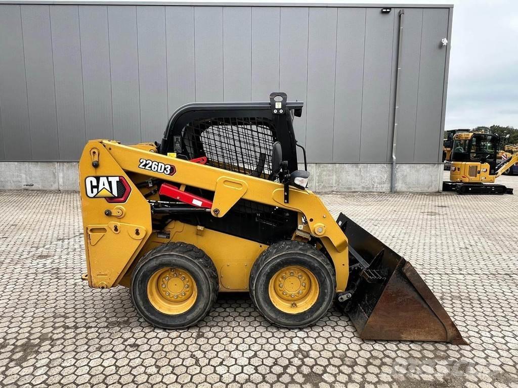 CAT 226D Krautuvai su šoniniu pasukimu