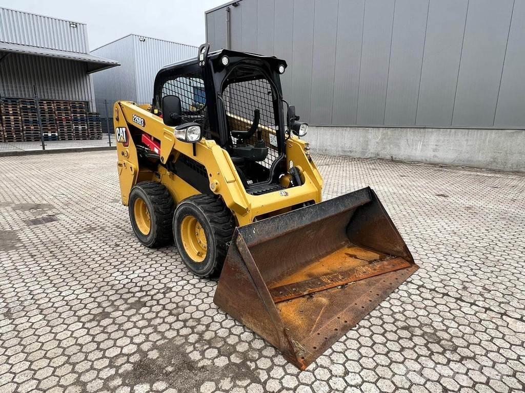 CAT 226D Krautuvai su šoniniu pasukimu