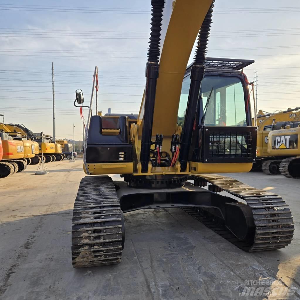 CAT 330 D2 Vidutinės galios ekskavatoriai 7-12 t