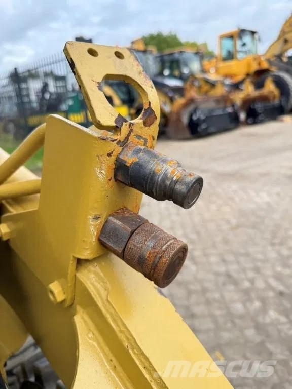 CAT 216B Turbo Krautuvai su šoniniu pasukimu