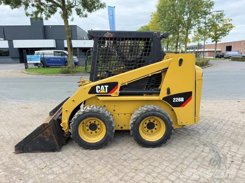 CAT 216B Turbo Krautuvai su šoniniu pasukimu