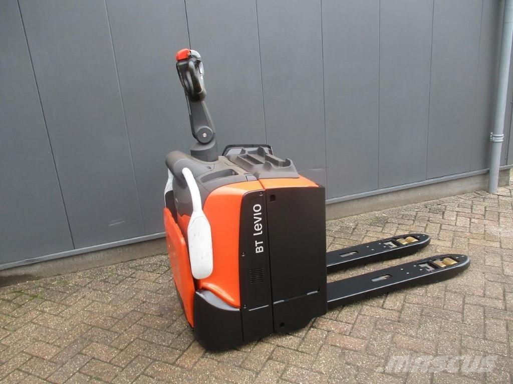 Toyota LPE200 Žemų aukščių keltuvai su platforma