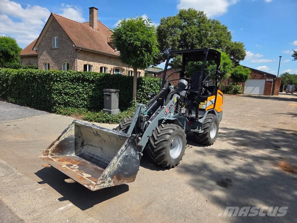 GiANT G2700HD X-TRA Daugiafunkciniai pakrovėjai
