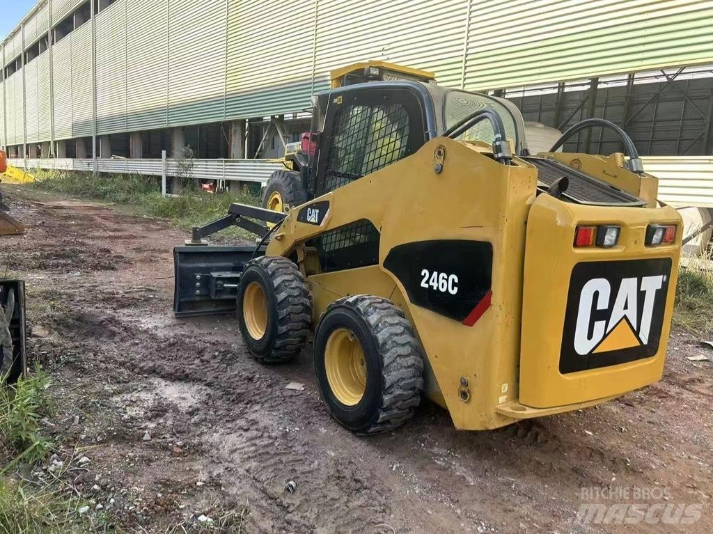 CAT 246 C Krautuvai su šoniniu pasukimu