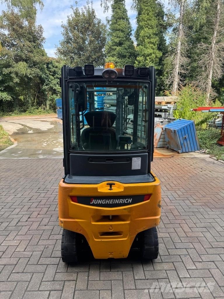 Jungheinrich EFG320 Elektriniai šakiniai krautuvai