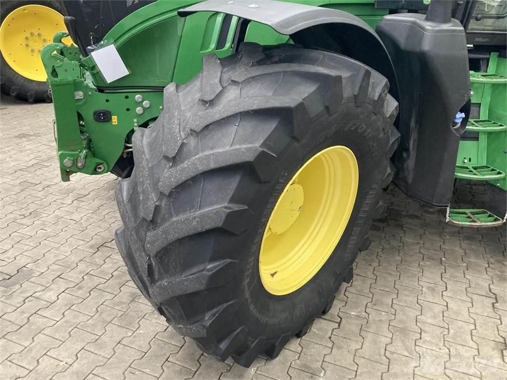 John Deere 6215R Traktoriai