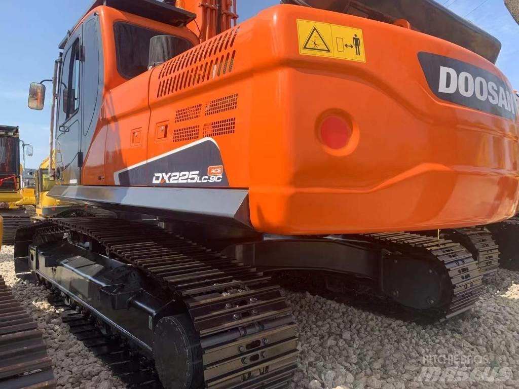 Doosan DX 225 Vikšriniai ekskavatoriai