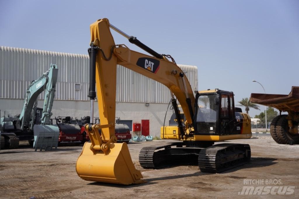 CAT 323D3 Ratiniai ekskavatoriai