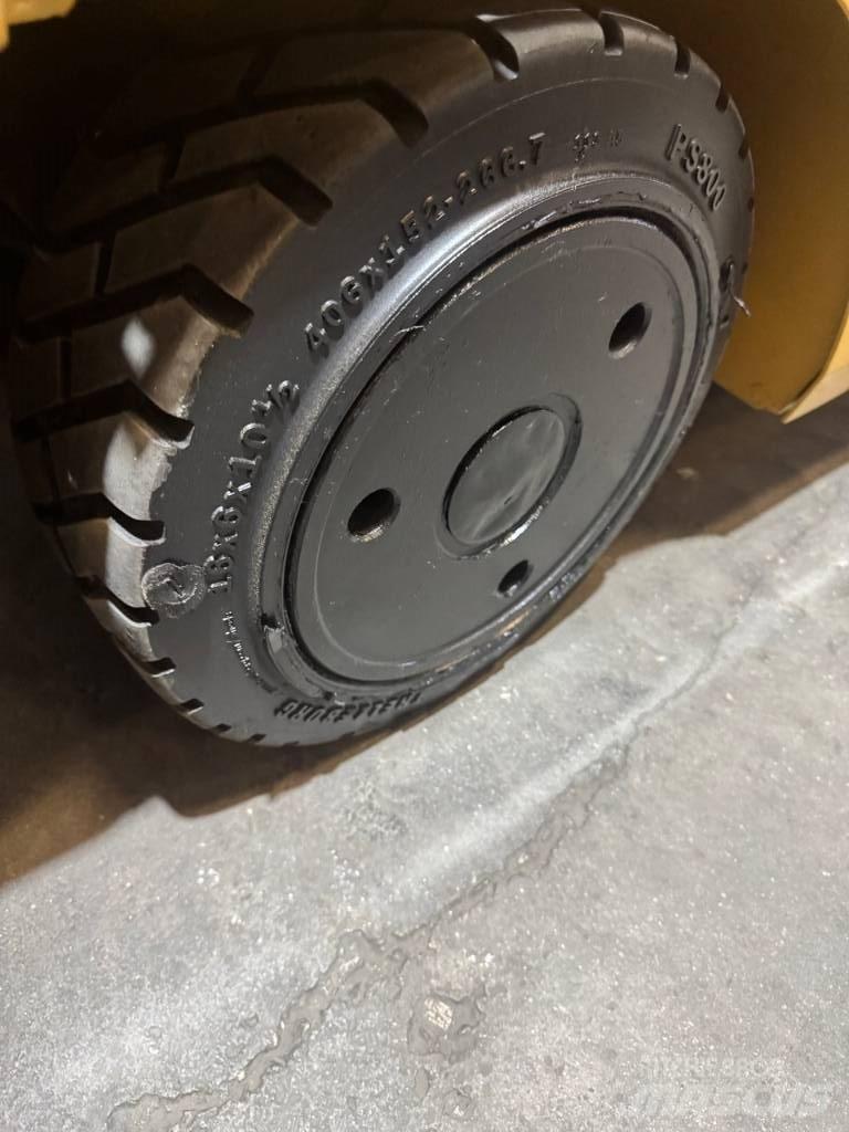CAT EC30N2 Elektriniai šakiniai krautuvai