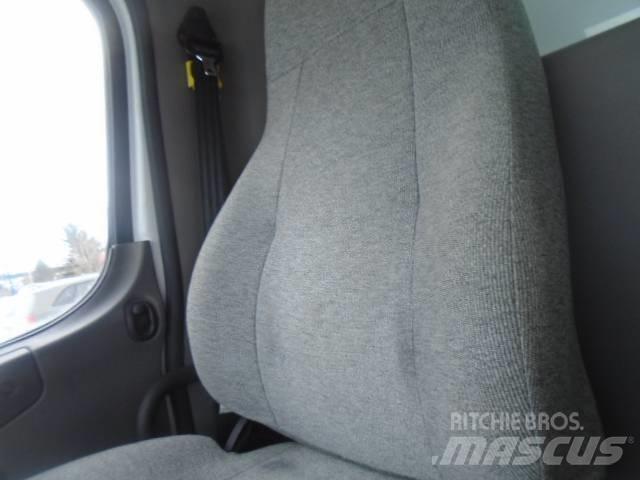Freightliner M 106 Sunkvežimiai su dengtu kėbulu