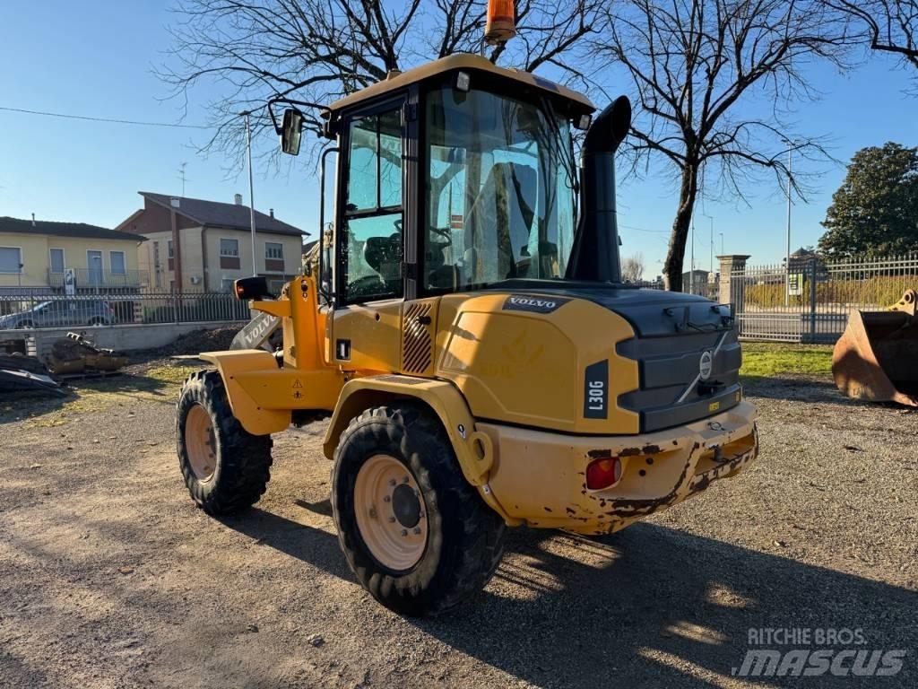 Volvo L 30 G Naudoti ratiniai krautuvai