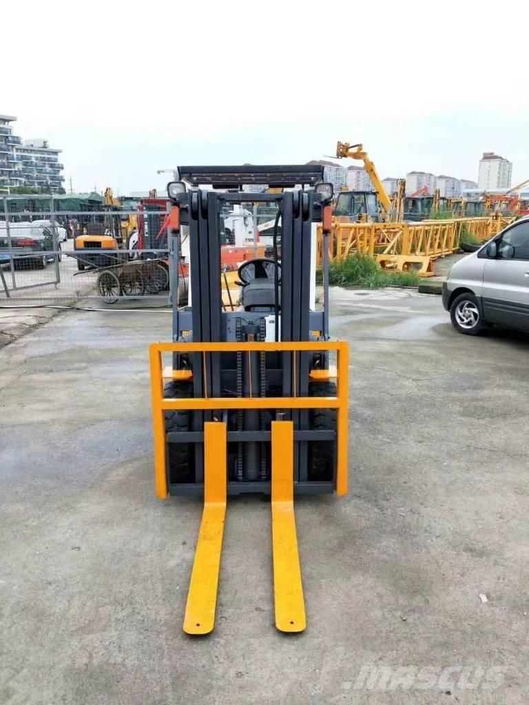 TCM FD 30 Dyzeliniai krautuvai