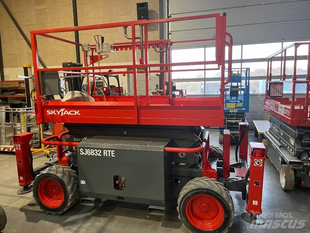 SkyJack SJ 6832 RTE Žirkliniai keltuvai