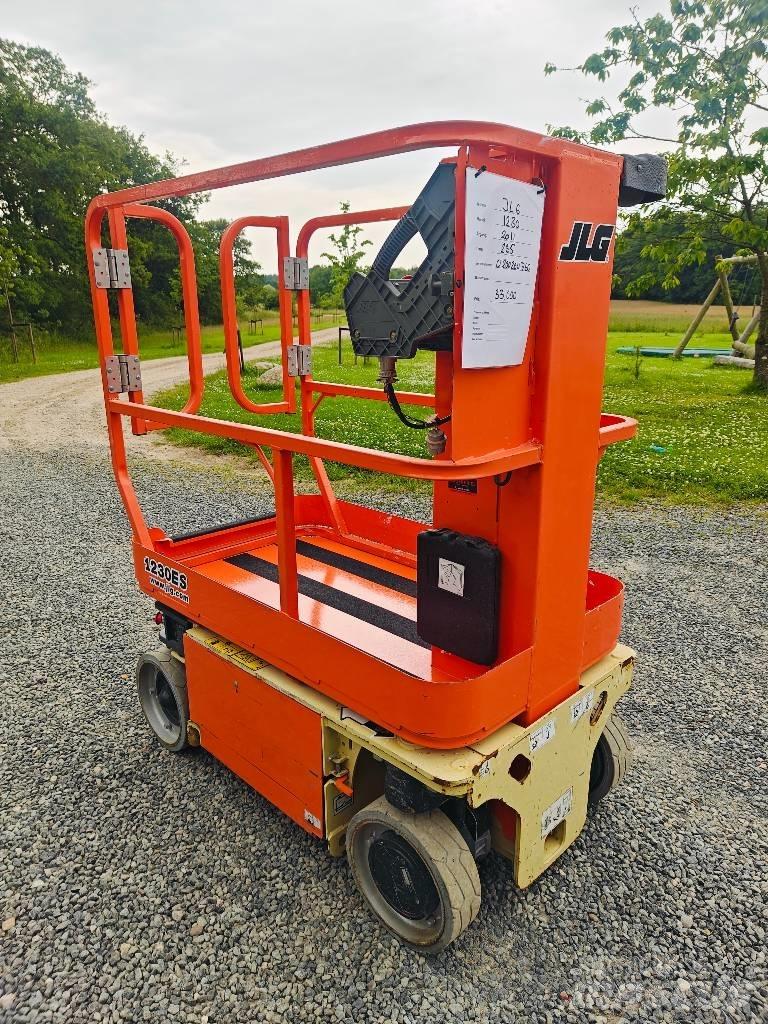 JLG 1230 ES Vertikalūs stiebiniai keltuvai
