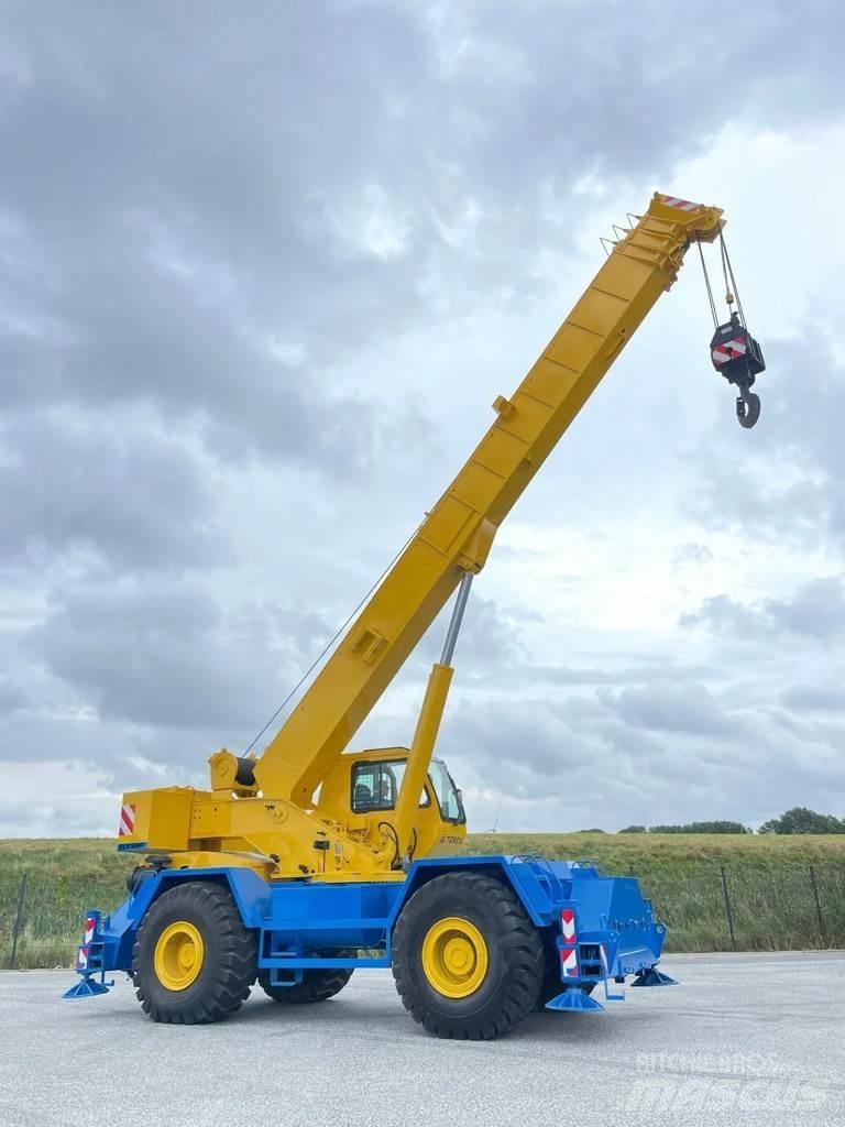 Terex RT555-1 Neapdoroto reljefo kranai