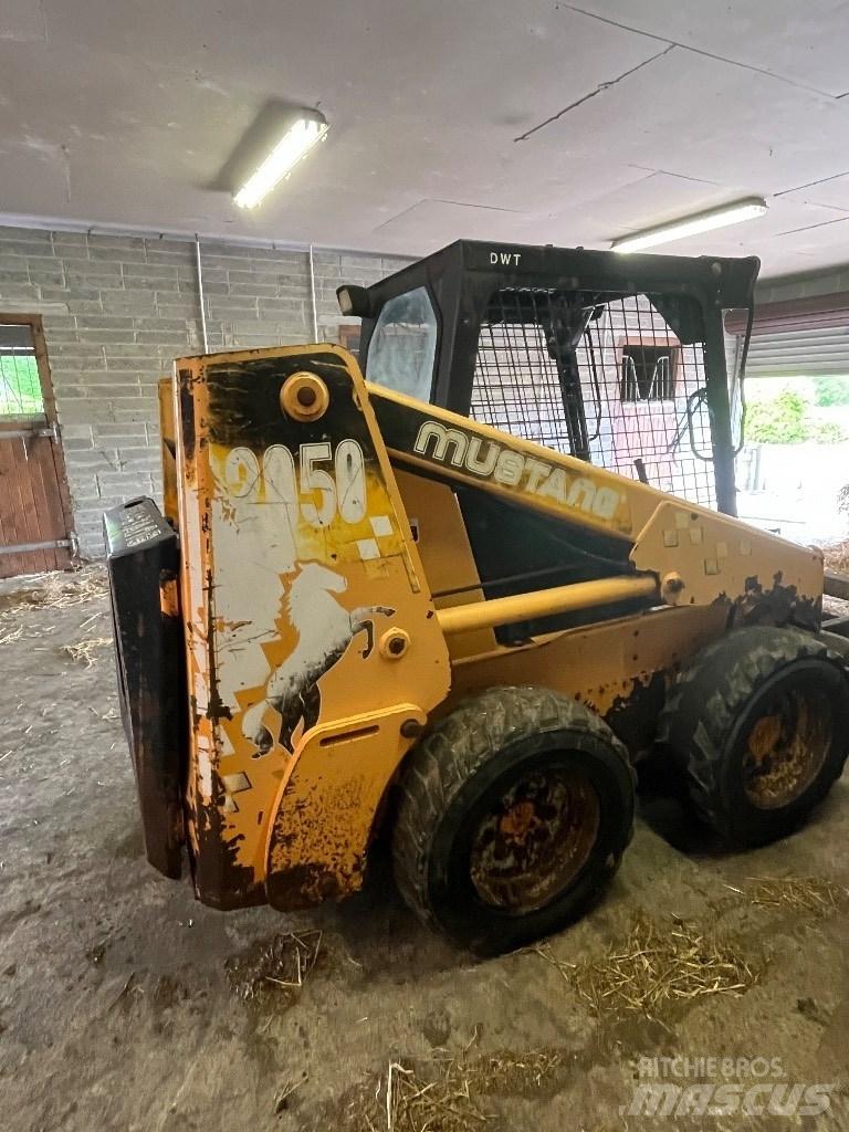 Mustang 2050 Krautuvai su šoniniu pasukimu