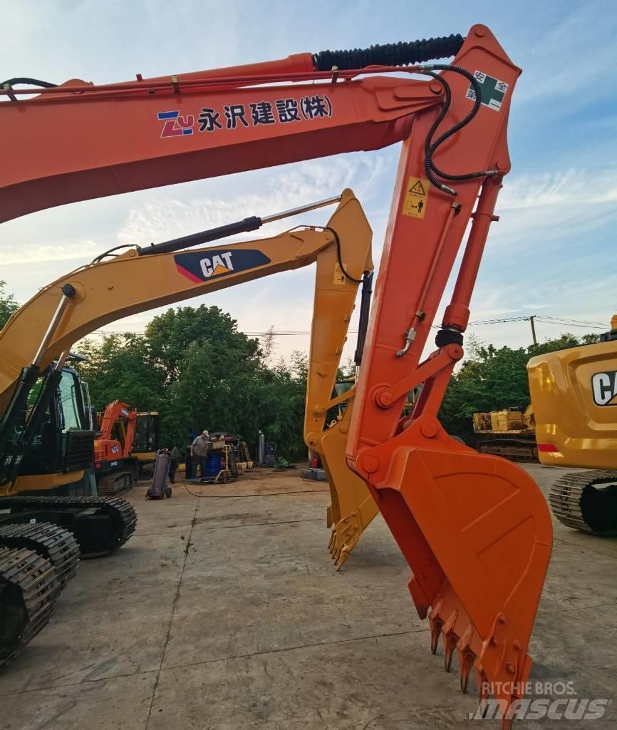 Hitachi ZX 200 Vikšriniai ekskavatoriai
