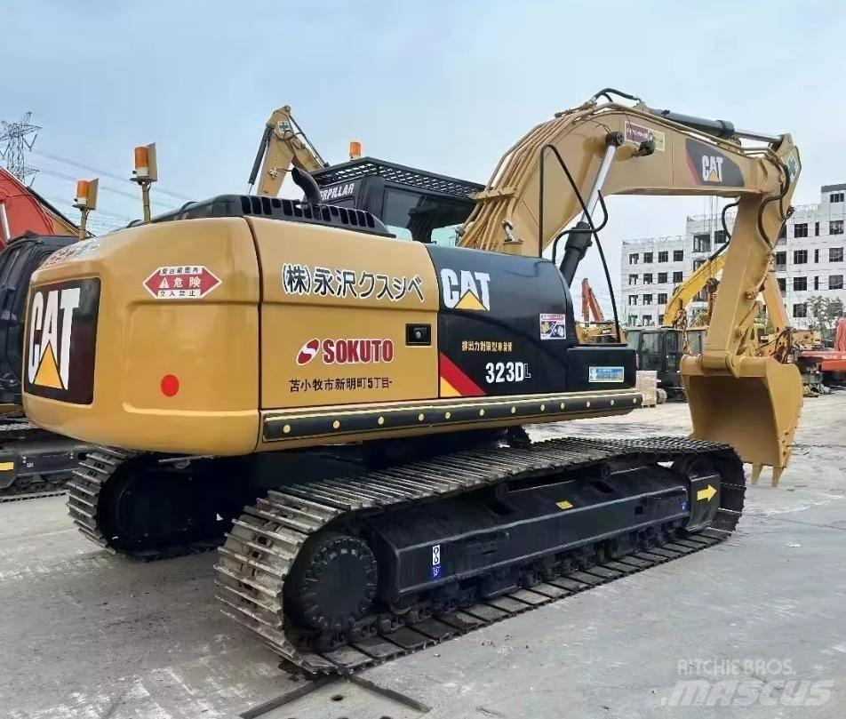 CAT 323 Vikšriniai ekskavatoriai