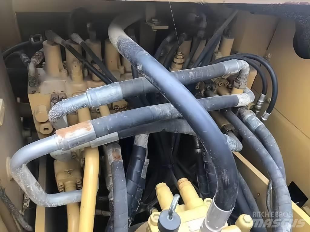 CAT 323 Vikšriniai ekskavatoriai