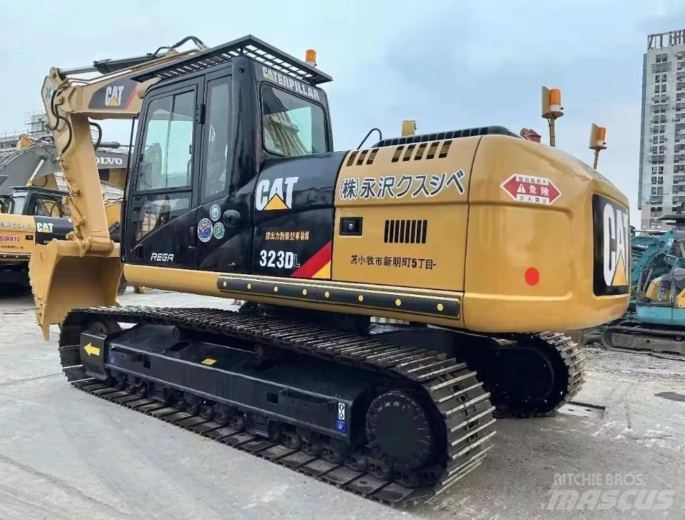 CAT 323 Vikšriniai ekskavatoriai
