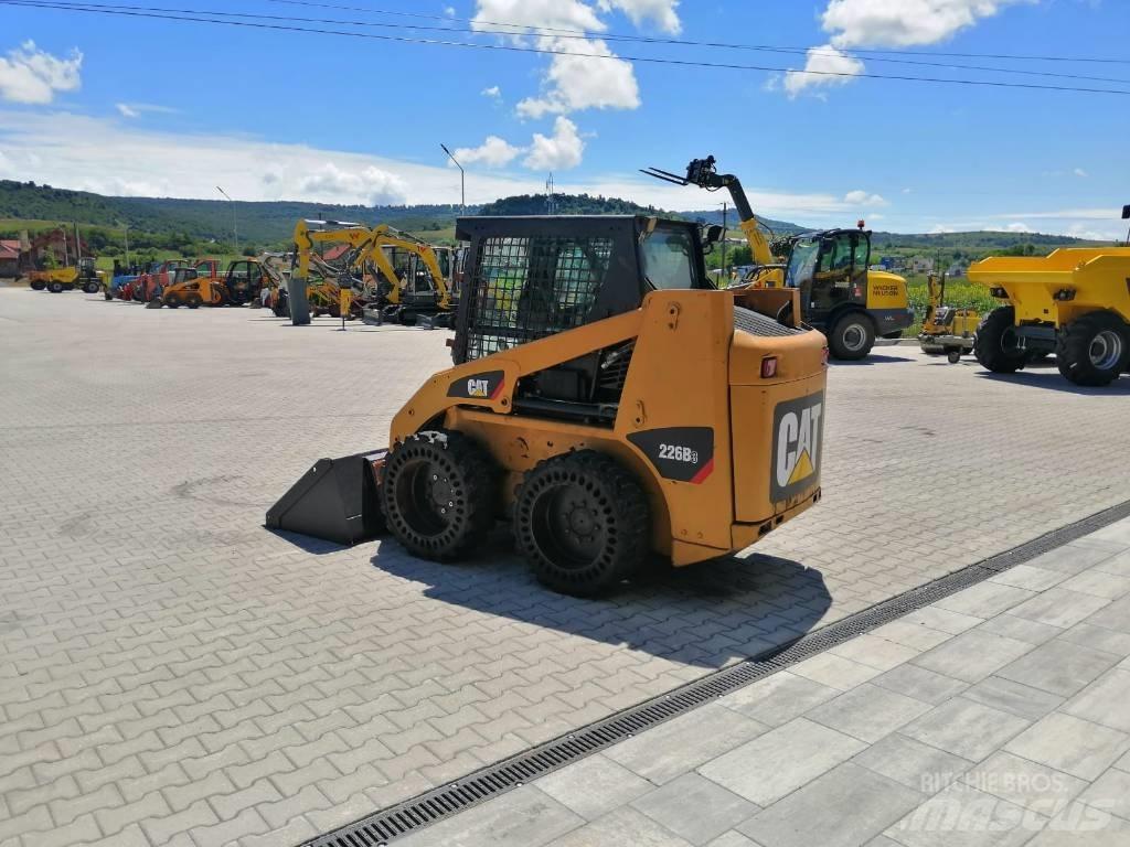 CAT 226 B 3 Krautuvai su šoniniu pasukimu