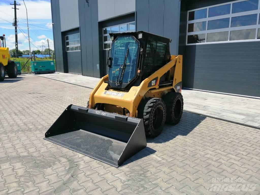 CAT 226 B 3 Krautuvai su šoniniu pasukimu