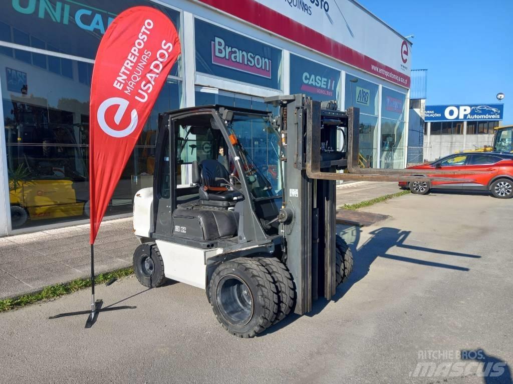 UniCarriers D32 Dyzeliniai krautuvai