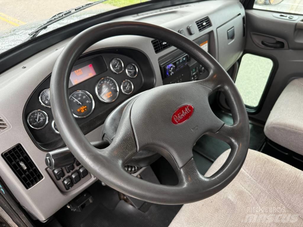 Peterbilt 348 Pagalbos kelyje automobiliai