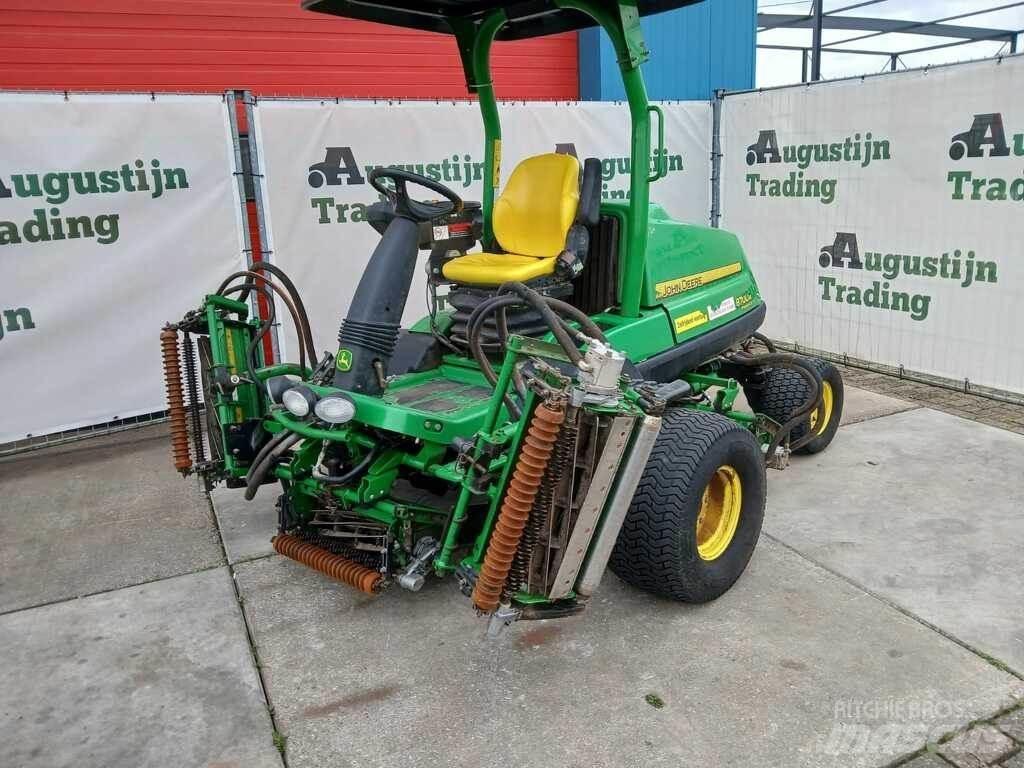 John Deere 8700 A Sodo traktoriukai-vejapjovės