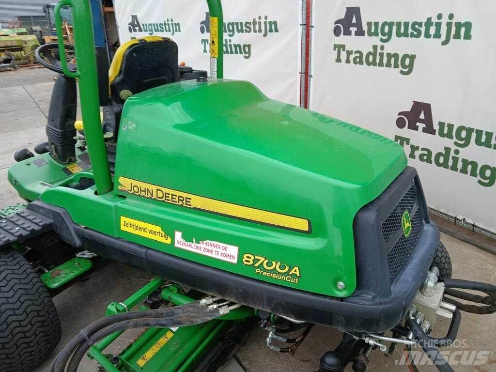 John Deere 8700 A Sodo traktoriukai-vejapjovės