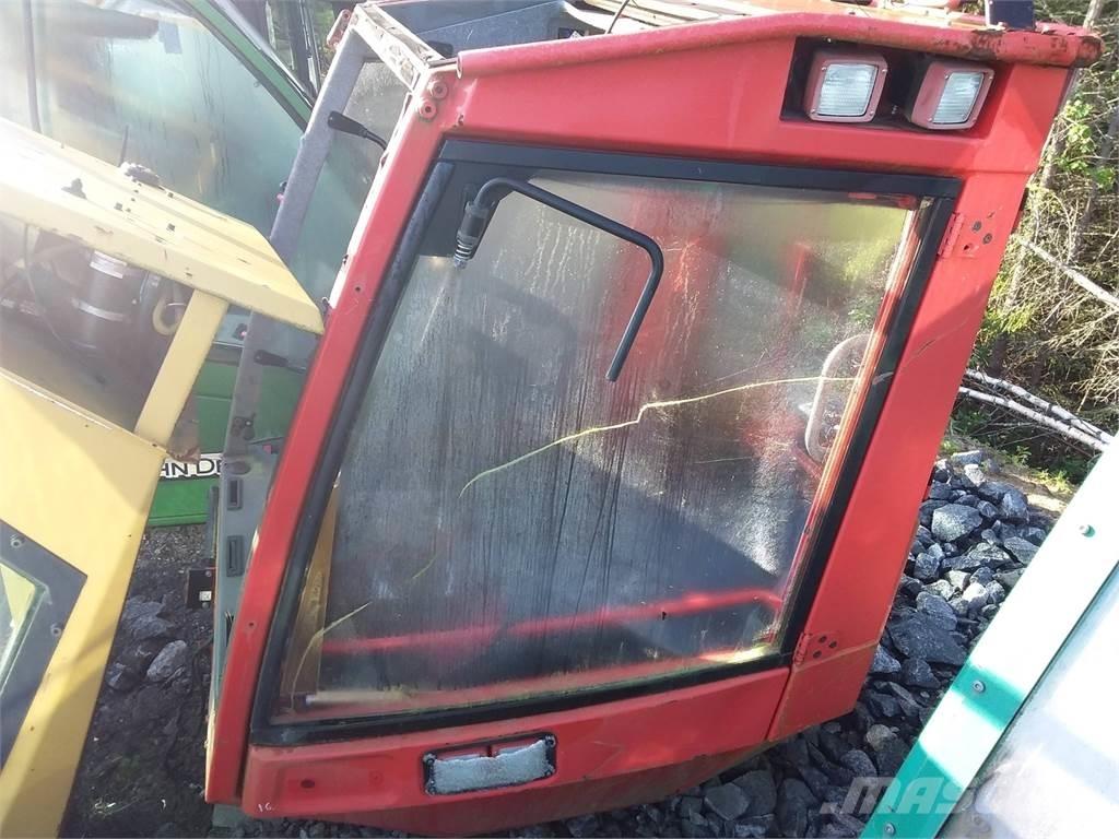 Komatsu 911.5 Kabinos ir salonai