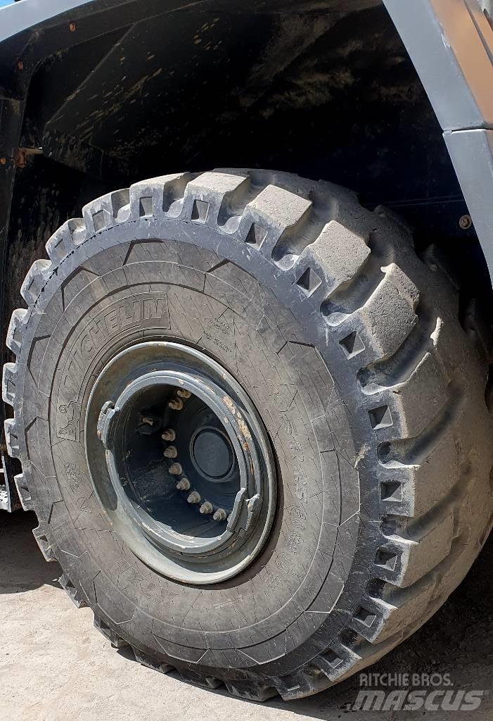 Liebherr L 586 Naudoti ratiniai krautuvai