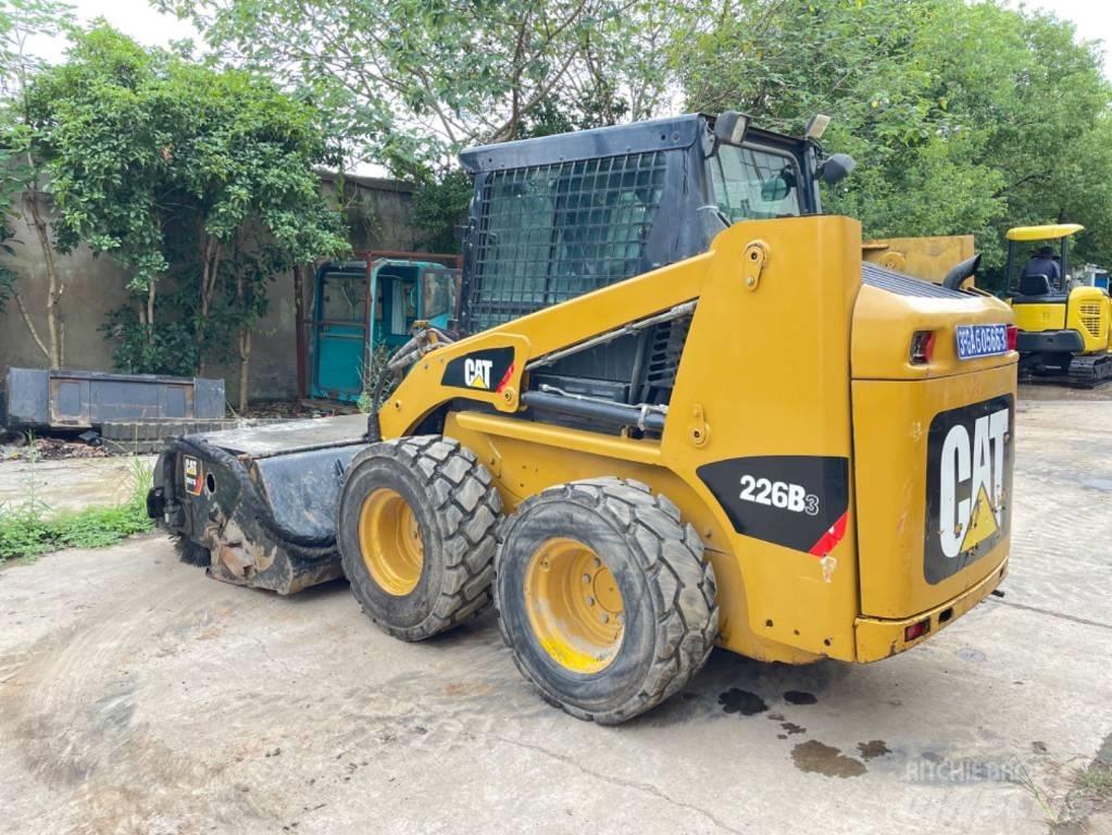 CAT 226B Krautuvai su šoniniu pasukimu