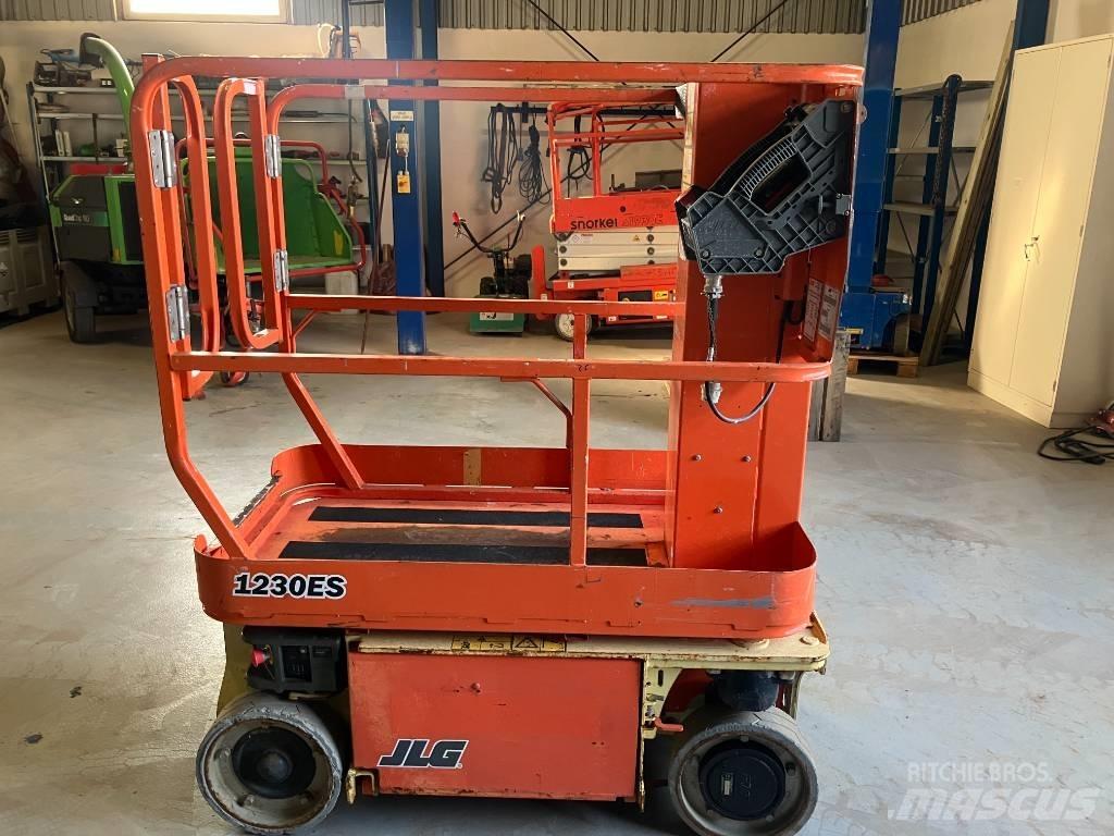 JLG 1230 ES Vertikalūs stiebiniai keltuvai