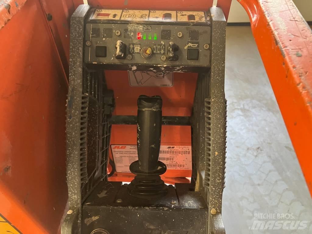 JLG 1230 ES Vertikalūs stiebiniai keltuvai