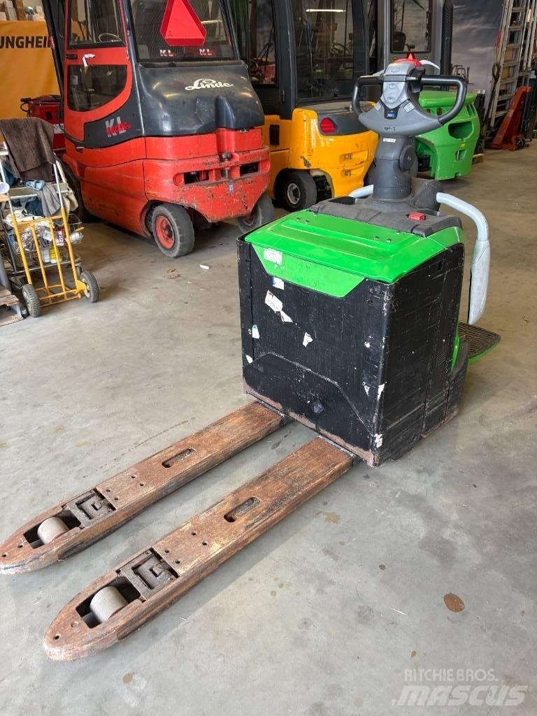 Cesab P322 Žemų aukščių keltuvai su platforma